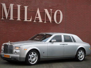 Een zeer fraaie Rolls Royce Phantom in zilver metaal met zwart lederen interieur