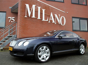 Een schitterende Bentley in speciale Mulliner uitvoering, donkerblauw metaal, met tabacco lederen interieur.