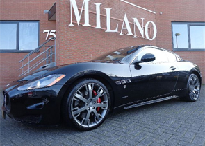 Een bijzonder fraaie Maserati Granturismo S 4.7 V8 in zwart metaal met zwart leer/alcantara interieur.