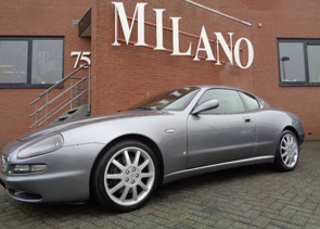Een bijzonder fraaie Maserati in zilver metaal met grijs lederen interieur.