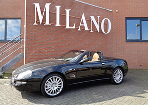 Een bijzondere Maserati in zwart metaal met beige interieur.