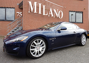 Een prachtige Maserati  Granturismo S 4.7 V8 in Blu Oceanco metaal met Cuoio Sella (Tabacco) lederen  interieur. Beweeg met uw muis over de afbeelding, om het prachtige interieur te zien.