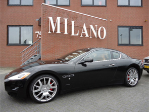 Een fantastisch mooie Maserati Grandturismo v.2 V8 automaat in zwart metaal, met cognac lederen interieur.