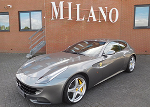 Een zeer mooie Ferrari in de kleur metallic grijs en beige interieur