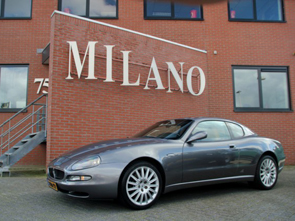 Een prachtige Maserati 4200 Coupe 4.2 V8 Cambiocorsa automaat in middengrijs metaal met tabacco lederen interieur.