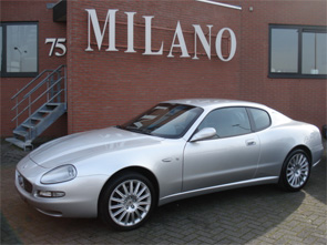 Een schitterende zilver metallic Maserati 4200 Coupe met donkerblauw lederen interieur
