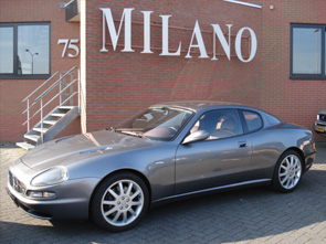 Een prachtige Maserati 3200 GTA (automaat). Middengrijs metallic met bordeaux rood lederen interieur