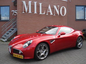 Een legendarische Alfa Romeo 8C Competizione in kleur Rosso met donkerbordeaux leder interieur