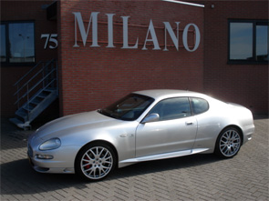 Een prachtige zilver metallic Maserati 4200 coupe GRANSPORT 4.2 V8 Cambiocorsa met lederen interieur