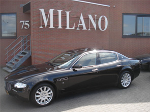 Een schitterende zwart metallic Maserati Quattroporte met beige lederen interieur