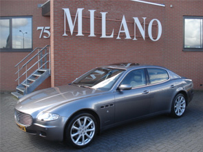 Een schitterende middengrijs metallic Maserati Quattroporte met zwart lederen interieur