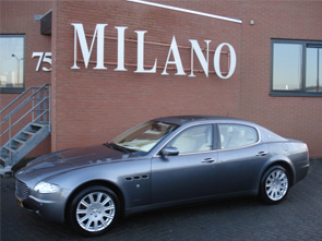 Een schitterende middengrijs metallic Maserati Quattroporte met creme lederen interieur