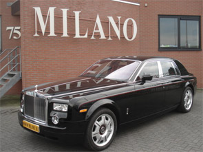 De fabuleuze Rolce Royce Phantom met rode lederen bekleding.