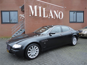  Een schitterende Maserati Quattroporte Sport GT in donkergrijs metallic met bordeaux lederen interieur