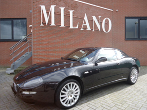 Een schitterende Maserati 4200 Coupe 4.2 V8 Cambiocorsa automaat in zwart metallic met cognac lederen interieur