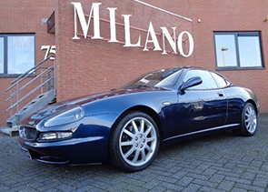 Een prachtige Maserati 3200 GTA in zwart metaal met zwart lederen interieur.