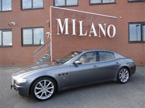 Een schitterende Maserati Quattroporte in middengrijs metaal, met beige lederen interieur.