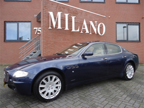 Een schitterende Maserati Quattroporte in donkerblauw metaal, met beige lederen interieur.