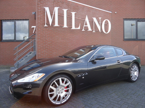 Een schitterende Maserati Granturismo in donkergrijs metaal, met bordeaux lederen interieur.