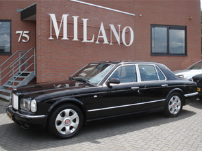 Bijzonder mooie Bentley, in het zwart, met zwart lederen interieur.