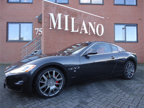 Een schitterende Granturismo 4.2 V8 automaat in donkergrijs  metaal met bordeaux lederen interieur.