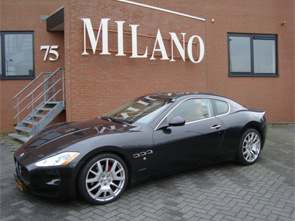 Een bijzonder mooie Granturismo automaat met Cognac lederen interieur, in titanium grijs metaal.