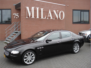 Een schitterende Maserati Quattroporte (nieuw model 2008 met 6-traps automaat), zwart metaal met zwart leder interieur. Verkocht aan Jan des Bouvrie.