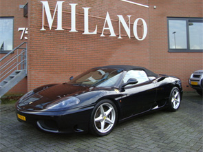 Bijzonder mooie Ferrari 360 Modena Spider, in zwart metaal, met beige lederen interieur.