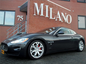 Een zeer fraaie Granturismo in donkergrijs metaal met cognac lederen interieur.