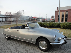 Een zeer bijzondere Citroën DS 19 Cabriolet, in Grijs metallic, met zwart lederen interieur.