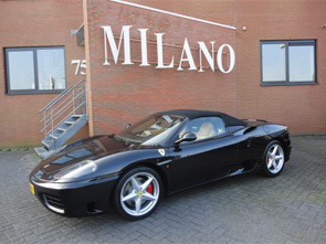 Een schitterende Ferrari 360 Modena Spider, in Zwart metallic, met creme lederen interieur.