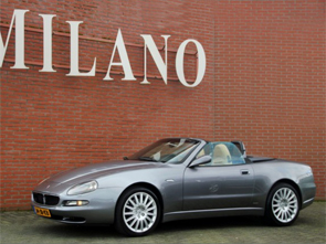 Een schitterende Granturismo S 4.2 V8 automaat in donkergrijs  metaal met bordeaux lederen interieur.