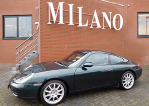 Een bijzondere Porsche in donker metaal met zwart lederen interieur.