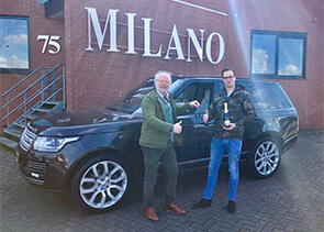 Een zeer mooie Range Rover in de kleur zwart & grijs lederen interieur