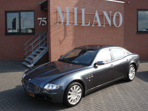 Een schitterende Maserati Quattroporte Automaat Cambiocorsa. Middengrijs metaal met zwart leder interieur.