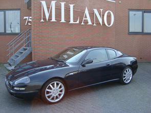 Een bijzonder mooie Granturismo automaat met Cognac lederen interieur, in titanium grijs metaal.