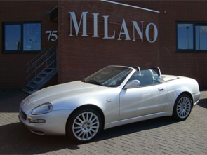 Een schitterende Maserati 4200 Spider met zwart  lederen interieur, in zilvergrijs metaal.