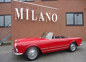 Een in concoursstaat  verkerende Alfa Romeo 2000 Touring Spider. Beweeg met uw muis over de afbeelding, om het prachtige interieur te zien.
