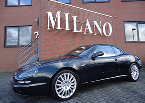 Een bijzonder fraaie  Maserati 3200 GTA in Verde Brooklands metaal met tabacco cognac lederen  interieur. Beweeg met uw muis over de afbeelding, om het prachtige interieur te zien.
