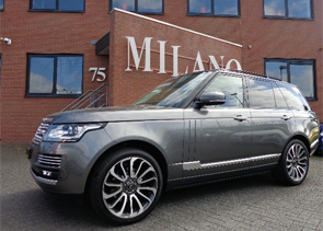 Een prachtige Range Rover 3.0 TDV6 Autobiography autom. in Corris Grey metallic met Brogue Ivory donkerbruin lederen interieur.