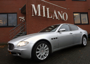 Een bijzonder mooie Maserati Quattroporte, in middengrijs metaal met donkerblauw lederen interieur. Beweeg met uw muis over de afbeelding, om het prachtige interieur te zien.