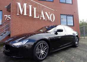 Een bijzonder mooie Maserati Ghibli, in zwart metaal met cuoio lederen interieur. Beweeg met uw muis over de afbeelding, om het prachtige interieur te zien.