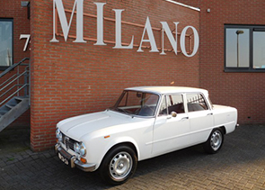 Een bijzondere Fiat Multipla uit 1960 in groen metaal met beige interieur.