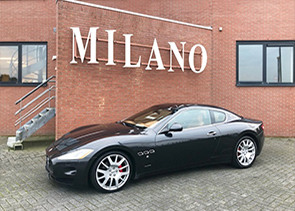 Een bijzondere Maserati in de kleur metallic zwart en rood interieur
