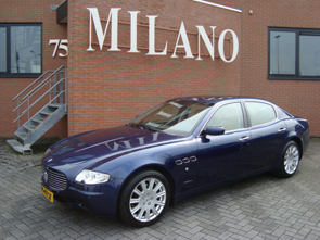 Een schitterende Maserati Quattroporte met beige lederen interieur, in donkerblauw metaal.