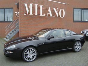 Bijzonder mooie Maserati 4200 coupe, in zwart metaal, met camel leer interieur.