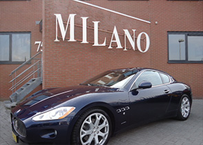 Een bijzonder mooie Maserati Grandturismo 4.2 V8 in donkerblauw metaal met bordeaux lederen interieur