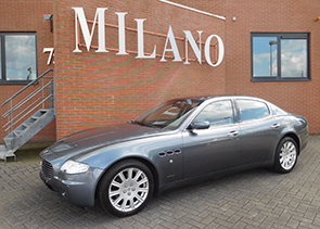 Een bijzondere Maserati quattro porte in grijs metallic & rood lederen interieur!