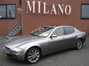 Een schiterende middengrijze metallic Maserati Quattroporte Executive GT met beige leder interieur