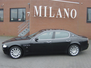 Een prachtige Maserati Quattroporte, zwart metaal met zwart leder interieur. 